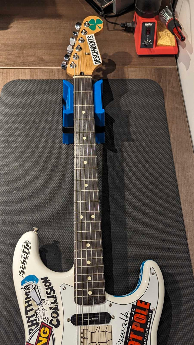 Fender Tom Delonge Sticker Strat Replica Strat in Guitars in Markham / York Region - Image 4