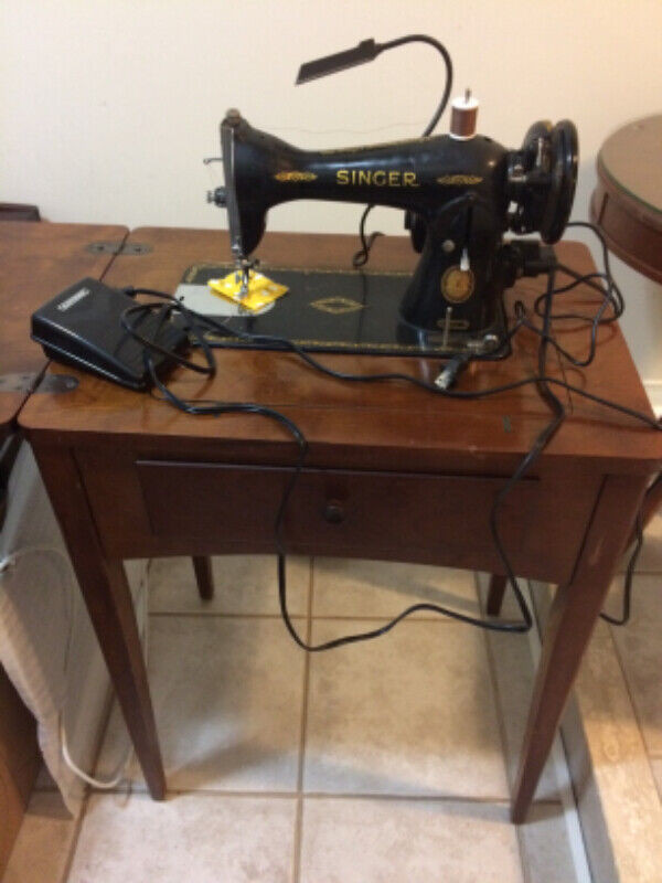 Singer 15J Sewing Machine and Stand Canadian Complete For Sale in Hobbies & Crafts in Oakville / Halton Region - Image 3