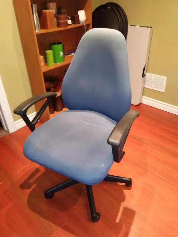 Office chair in Chairs & Recliners in Markham / York Region - Image 2