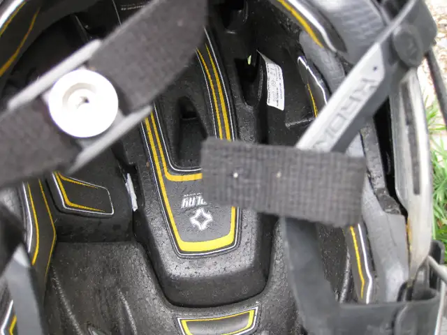 JUNIOR / YOUTH HOCKEY EQUIPMENT SHOULDER PADS PANTS HELMET GC in Hockey in Winnipeg - Image 6