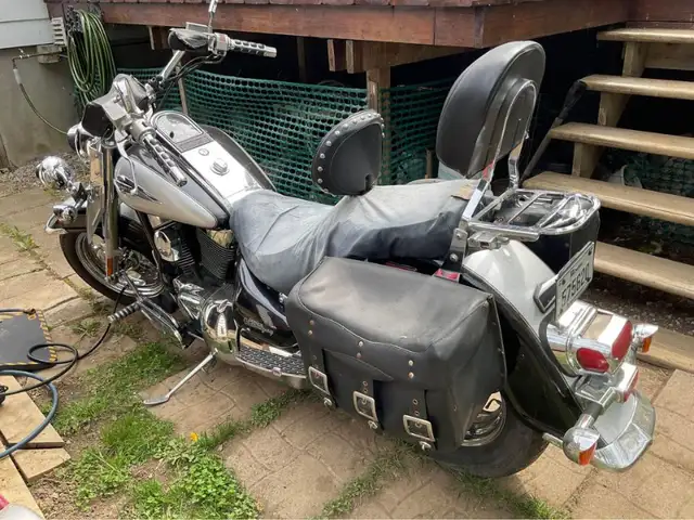 Moto Suzuki Intruder in Touring in West Island - Image 2