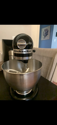 Kitchen aid mixer perfect condition very clean like new