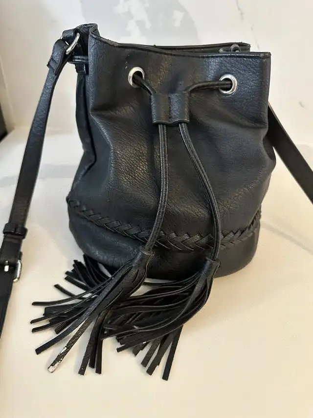 Forever 21 Drawstring Crossbody Bucket Bag in Women's - Bags & Wallets in Barrie - Image 6
