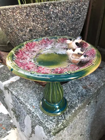 Short Bird Bath Glazed Porcelain with Green/Red color with 2 love birds. Beautiful piece. 10.5 inche...