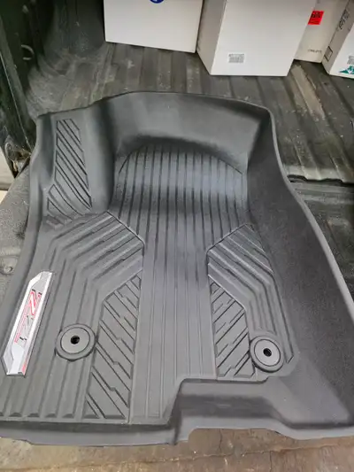 Set of 4 GM custom fitted floor mats for 2025 Chev./GMC 1500 series crew cab. Mats were only 4 weeks...
