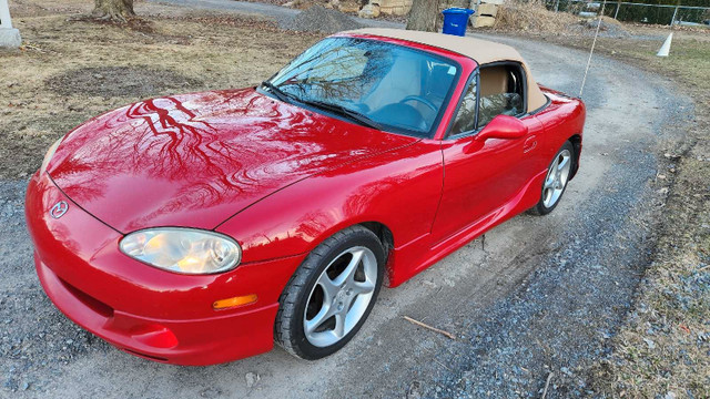 Miata 2001 rouge avec toit beige dans Autos et camions  à Laval/Rive Nord - Image 2