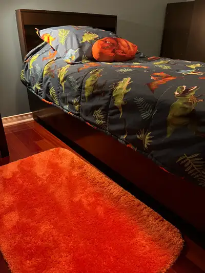 Lit simple en bois, View more