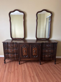 Commode antique avec miroir et tête de lit