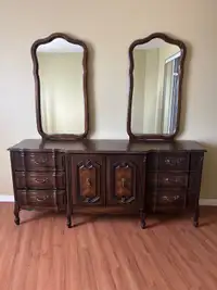 Commode antique avec miroir et tête de lit