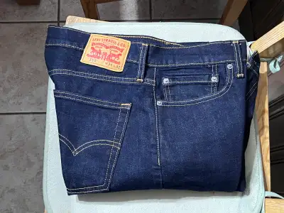 These Levi's 510 jeans are in excellent condition and feature a sleek, modern fit with a classic dar...