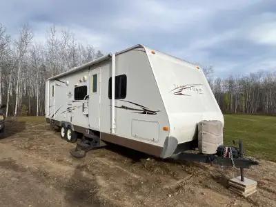 2009 - 30 feet, in storage for the last five years. In excellent condition with rear bunk room. Stov...