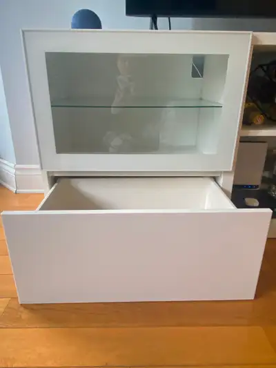 2 tiroirs, 2 portes, 3 tablettes d’un meuble IKEA, Besta, View more