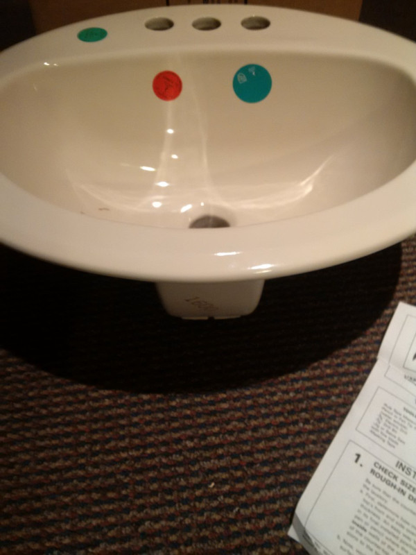 Lavabo en porcelaine ( couleur OS) NEUF en boîte dans Articles pour la salle de bains  à Laval/Rive Nord - Image 4