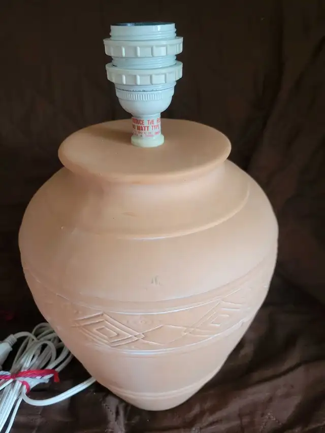 Terracotta table lamp peach colour with shade in Indoor Lighting & Fans in City of Toronto - Image 4