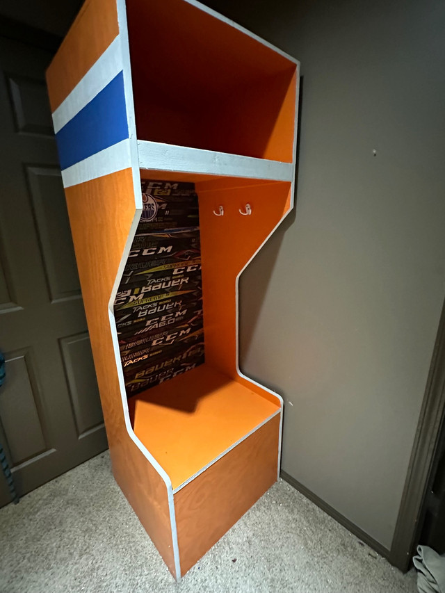 Oilers locker shelf in Bookcases & Shelving Units in Lloydminster - Image 2