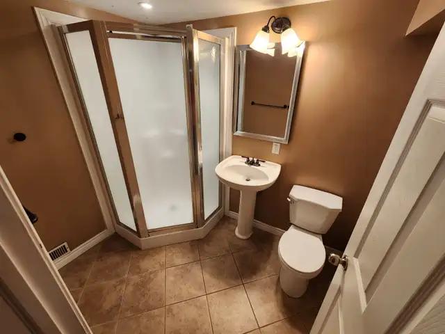 Beautiful Open Concept Raised Bungalow House for Rent in Houses for Sale in Kitchener / Waterloo - Image 11
