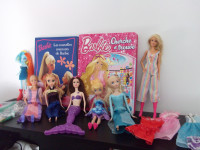 plusieurs poupées barbies et autres avec livres et accessoires.