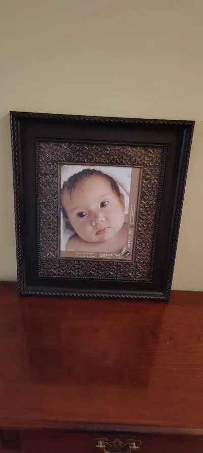 Beautiful picture frame ideal for a professional family photo. Opening is 8"x10". Overall dimensions...