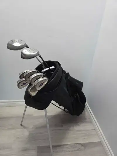 Looking for a quality set of golf clubs to get out on the greens? This used set of Wilson Pro Staff...