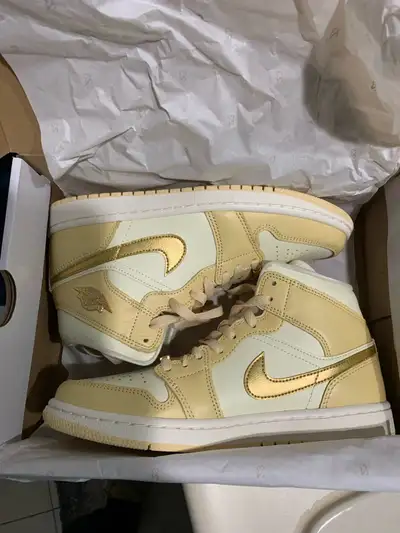 NEW IN BOX-Woman’s Nike Air Jordan 1 MID SE, View more