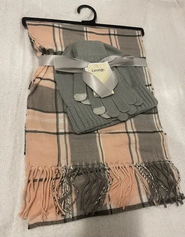 Pink & Grey 3 pc Gift Set in Women's - Other in Oshawa / Durham Region - Image 2