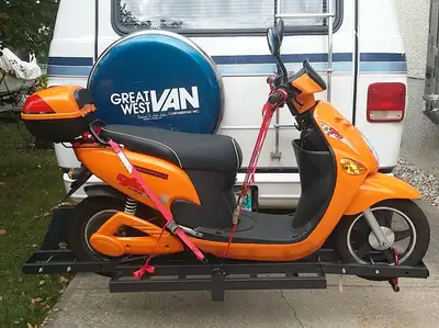 GIO electric scooter New battery packs ($390) Seats 2 adults comfortably
