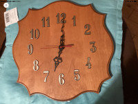 Horloge en bois 12X12 pouces fonctionne avec 1 pile 40$
