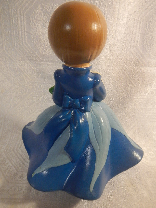 Vintage Blue Porcelain Doll dans Art et objets de collection  à Ville de Montréal - Image 2