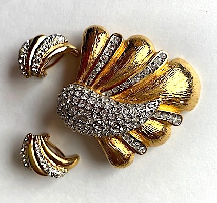 VINTAGE BUTLER GOLD TONE SWAROVSKI CRYSTAL BROOCH & EARRINGS-$30