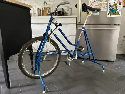 Vélo stationnaire vintage High Class / Stationary exercise  bike, View more