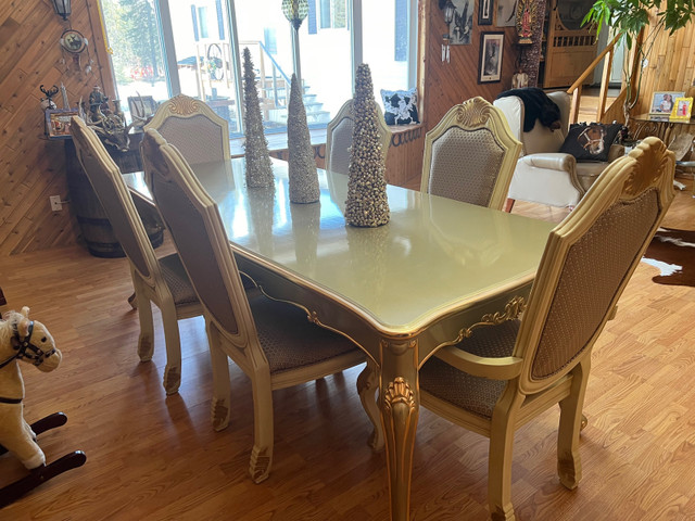 Beautiful Gold Oak Dinning Table W/6 Chairs in Dining Tables & Sets in Edmonton - Image 2