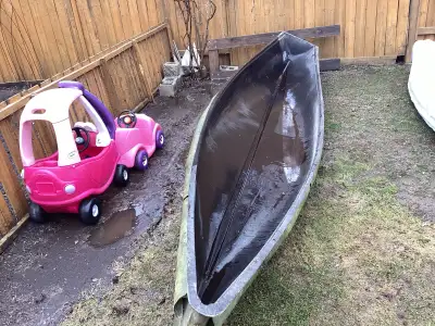 This is a used square back canoe mold, perfect for creating your own canoes. While it has seen some...