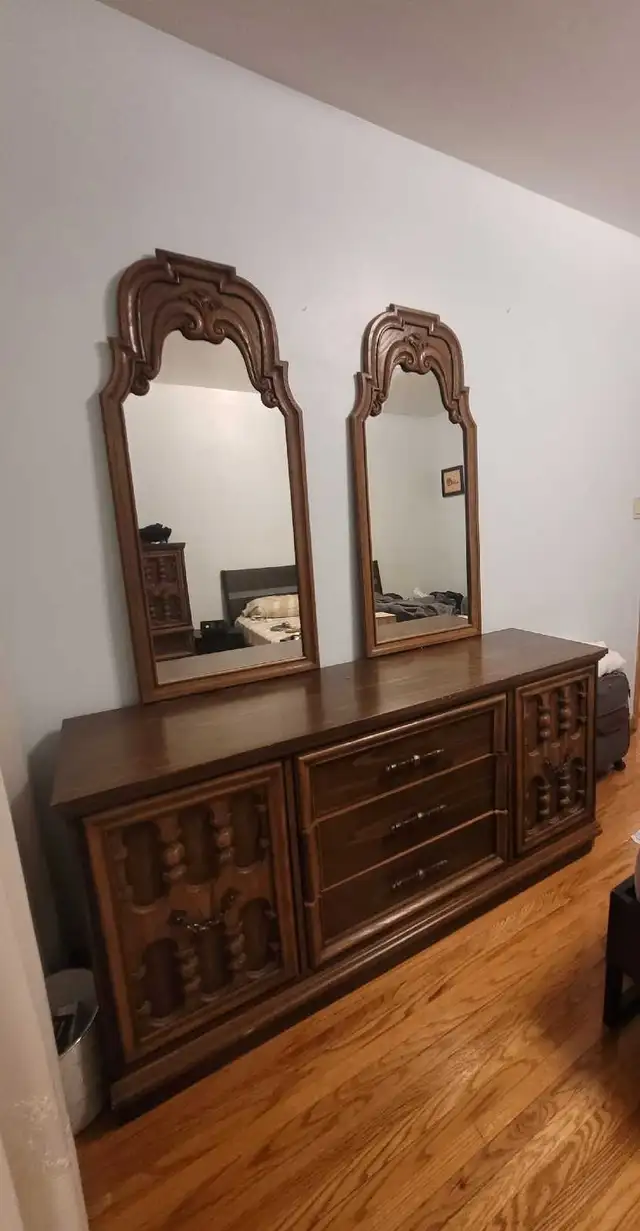 Wooden dresser / dressing table in Dressers & Wardrobes in City of Toronto - Image 2
