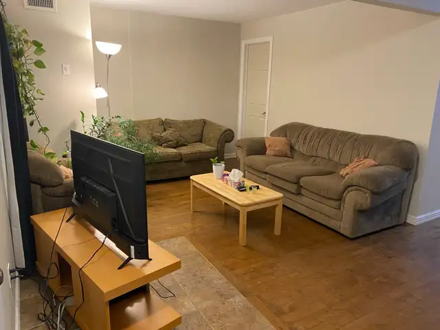 Looking for another roommate (UoG Female student House)