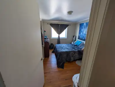 4 ½, 2em étage,1300.00/mois 1465 Rue Beaumont,Longueuil, J4M 1B8 2 chambres fermées, planchers bois...