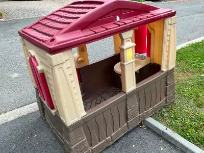 À donner. Maison pour enfants pour l’extérieur gratuite, en bon état. Cloche fonctionnelle.