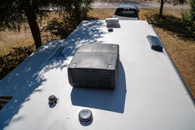 FREE roof inspection of your trailer and RV in Travel Trailers & Campers in West Island - Image 2