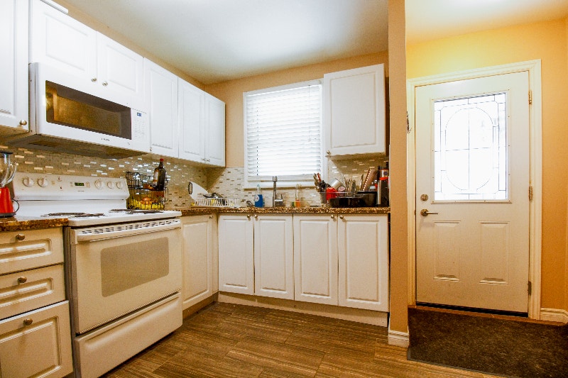 MOVE IN NOW 2 MINUTES WALK FROM MOHAWK..room for rent 1or2 Room