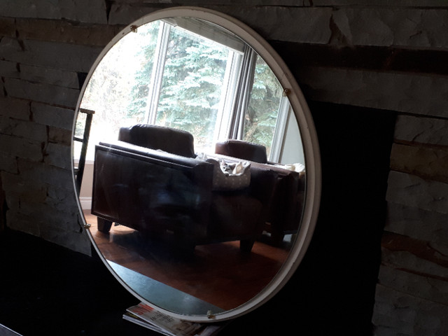 large vintage round mirror in Home Décor & Accents in Strathcona County - Image 2