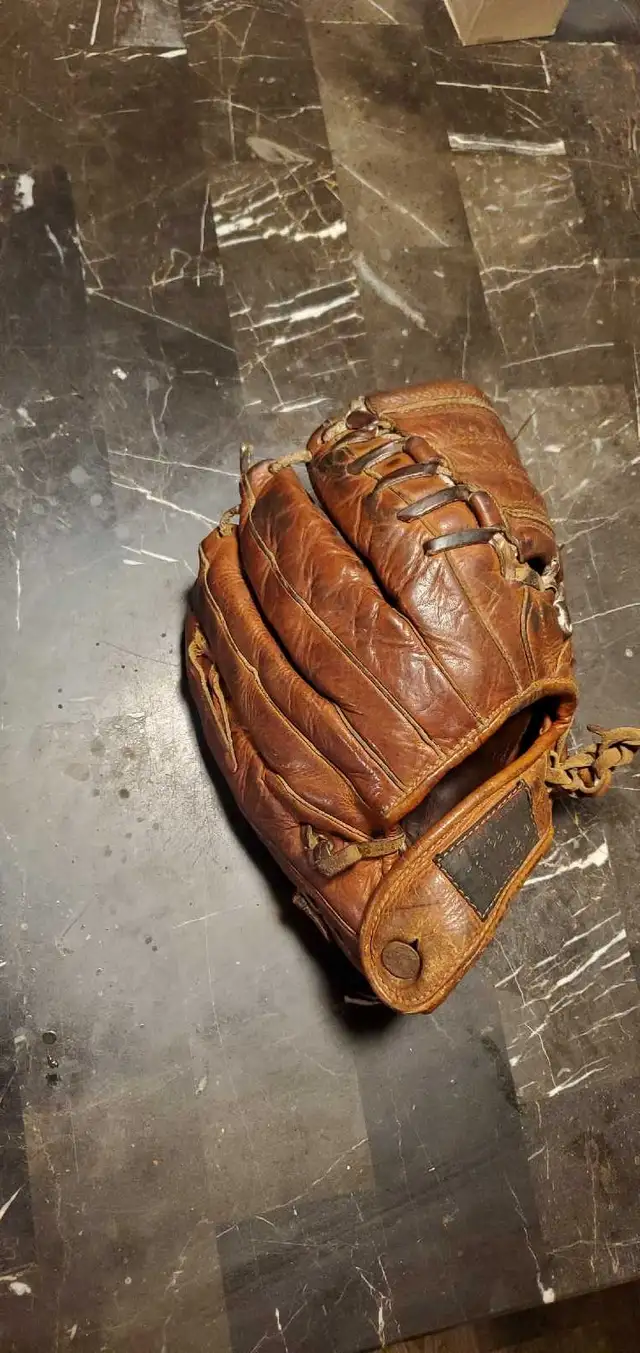 Vintage Leather Baseball Glove in Arts & Collectibles in Barrie - Image 10