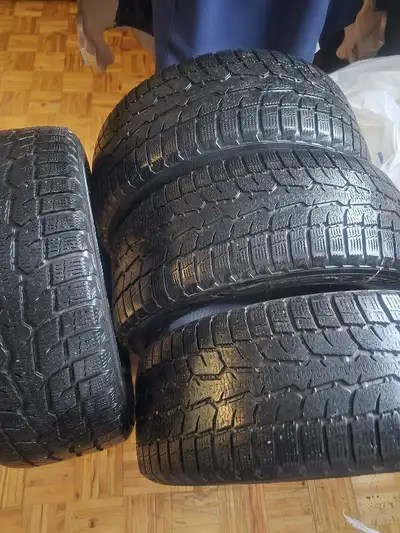 4 pneus toyo bonne état 225 55 17 faut voir 30 0$ ferme 514 758 5794