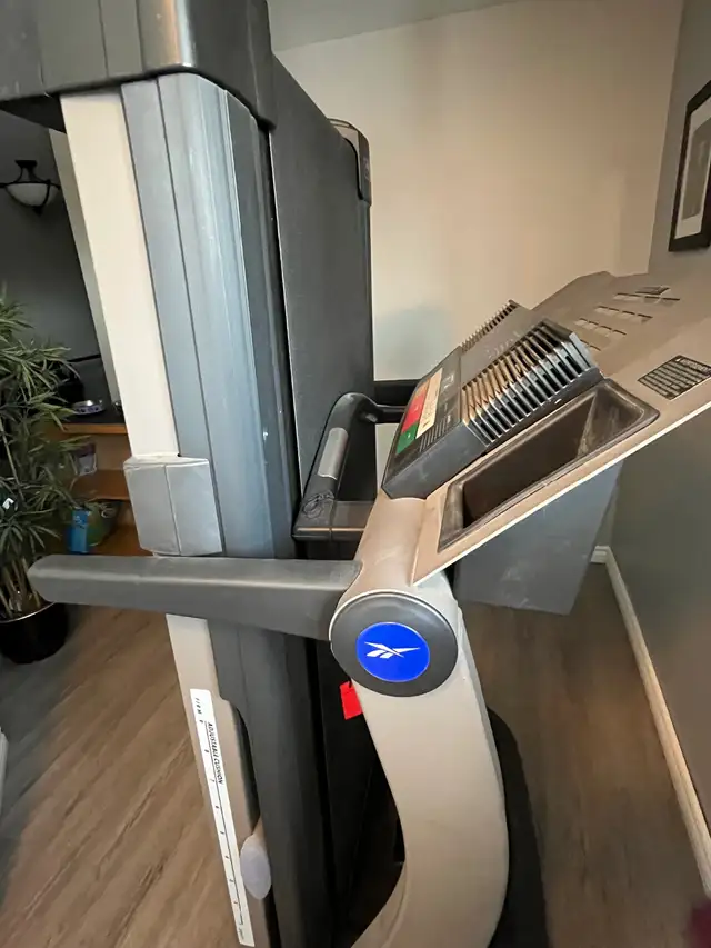 Treadmill in Exercise Equipment in Oshawa / Durham Region - Image 4