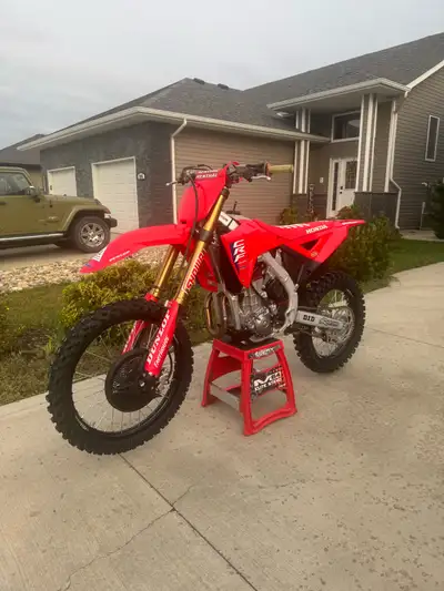 2025 Honda CRF450rwe private sale. As-new condition. Only 9.7 hours from brand new. 3 oil changes co...