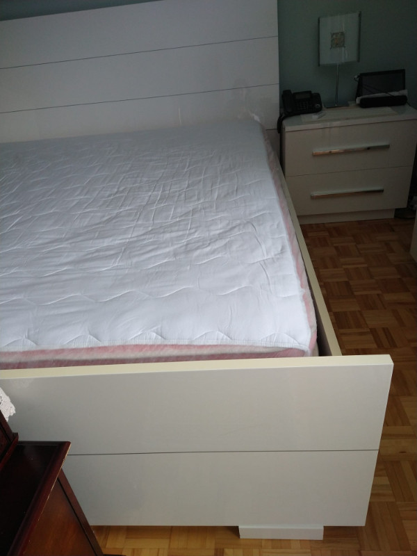 Italian KING Bed with Sealy Matress Perfect TG Lit avec Matelas dans Lits et matelas  à Ville de Montréal - Image 4