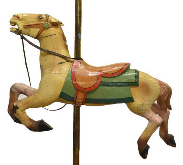 Cheval de carrousel antique Allan Herschell' en bois peint, 1920 dans Art et objets de collection  à Longueuil/Rive Sud - Image 3