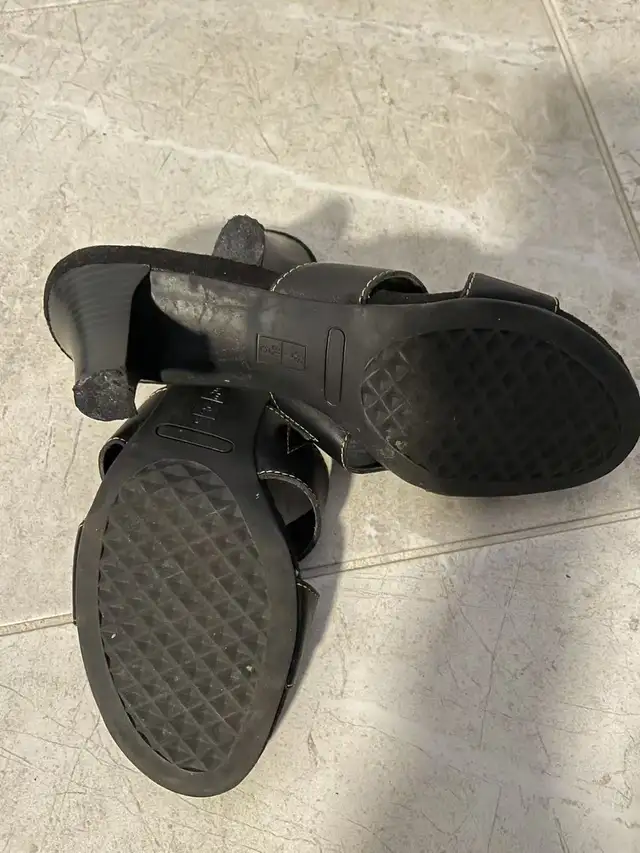 5 pairs of shoes size 5-7 in Women's - Shoes in Mississauga / Peel Region - Image 3