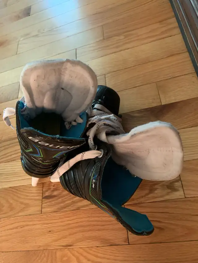 Boy’s Youth Size 10 Bauer Hockey Skates in Skates & Blades in London - Image 3