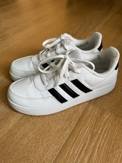 Chaussures pour femme de taille 6 de marque Adidas, View more