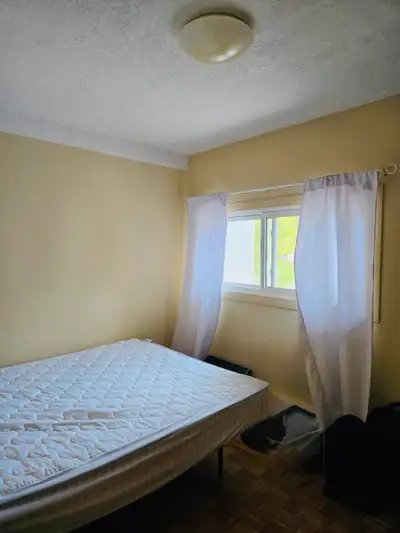 Master Bedroom & Study in Quiet Female Home | Near UofG