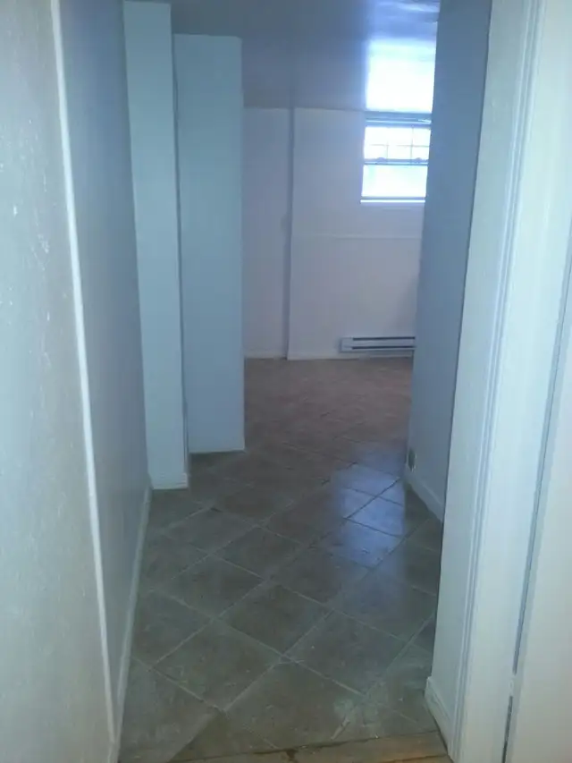 Lasalle: Beau 3 1/2 semi sous-sol, rénové, 4 électros inclus,JUI